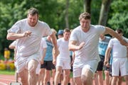 Schenken sich nichts: die Nationalturner Andy Imhof (links) und Matthias Herger. (Bild: Urs Flüeler / Keystone, Aarau, 14. Juni 2019)