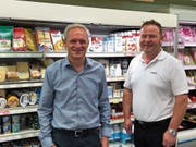 Andreas Hagmann (links) und Benno Länzlinger wenden viel Freizeit für die Konsumgenossenschaft Mosnang auf. Sie hoffen, dass der Volg schnellstmöglich auf die Parzelle der Post zügeln kann – am jetzigen Standort sind die Kühl- und Gefrieranlagen in die Jahre gekommen. (Bild: Timon Kobelt)