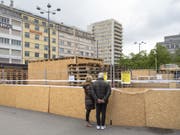 Am Samstag kehrt hinter den Spanplatten das volle Leben ein: Thomas Hirschhorn eröffnet auf dem Bieler Bahnhofplatz seine Vision der «Robert Walser-Sculpture». (Bild: Keystone/PETER KLAUNZER)
