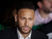 Der brasilianische Fussballstar Neymar ist nach Vergewaltigungsvorwürfen gegen ihn am Donnerstag erneut von der brasilianischen Polizei vernommen worden. (Bild: KEYSTONE/AP/ANDRE PENNER)