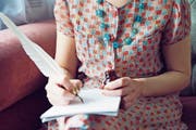 Gefühle zu Papier bringen ... Das ist nicht die dümmste Beschäftigung. Doch hat sie noch Zukunft? (Bild: Mimi Haddon/Getty)