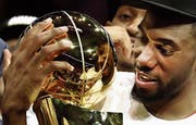 Kawhi Leonard war der wertvollste Spieler der Playoffs. Aber noch ist unklar, ob er bei den Toronto Raptors bleiben wird. (Bild: Larry W. Smith/EPA (Oakland, 13. Juni 2019))