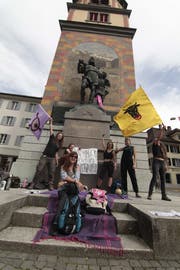 Frauenstreik in Altdorf. Vor dem Telldenkmal machte eine farbenfrohe Gruppe auf sich aufmerksam. (Bild: Florian Arnold)