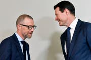 Wollen und müssen Raiffeisen Schweiz umbauen: Bankchef Heinz Huber (links) und Verwaltungsratspräsident Guy Lachappelle. (Bild: Walter Bieri/Keystone)