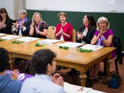 Bundesrätin Simonetta Sommaruga (Mitte) im Gespräch mit Lausanner Gymnasiasten anlässlich des Frauenstreiks. Mit auf dem Podium die Waadtländer Regierungsmitglieder Rebecca Ruiz, Beatrice Metraux, Nuria Gorrite, Cesla Amarelle et Jacqueline de Quattro. (von links) (Bild: KEYSTONE/JEAN-CHRISTOPHE BOTT)