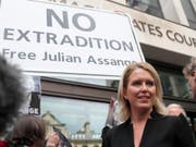 Unterstützer von Julian Assange protestieren vor dem Gericht in London gegen eine Auslieferung des Wikileaks-Gründers. Im Vordergrund Assanges Anwältin Jennifer Robinson. (Bild: KEYSTONE/AP/FRANK AUGSTEIN)