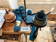 Eine alte Sockenstrickmaschine: Mit ihr lässt sich nicht nur das Rohr, sondern auch die Ferse maschinell herstellen. (Bild: Andrea Häusler)