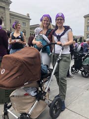 Stefanie Schmid (rechts) mit Freundinnen, Kinderwagen und Bébé.
