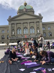 Vor dem Bundeshaus entsteht ein Kunstwerk mit gesammelten Forderungen der Frauen.