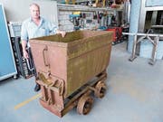 Restaurator Clemens Birchler zeigt die Lore in ihrem Urzustand. (Bild: Kurt Lichtensteiger)
