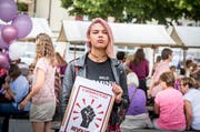 Ashanti protestiert mit Plakat gegen Diskriminierung auf dem Weinfelder Marktplatz. (Bild: Andrea Stalder)