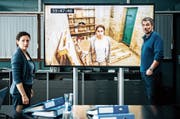 Delia Mayer als Liz Ritschard und Stefan Gubser als Reto Flückiger im Polizeirevier. Auf dem Monitor Tabea Buser als Entführte. (Bild: SRF)