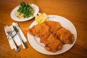 Wie bleibt bloss die Panade so schön haften am Schnitzel. (Bild: EPA)