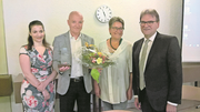 Preisträger Ermano Bassi mit seiner Ehefrau (links) sowie Barbara Beck-Iselin, Gemeinderätin Menzingen und Regierungsrat Beat Villiger (rechts) anlässlich der Preisverleihung. (Bild: PD)