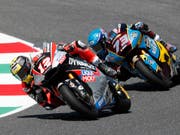 Der Spanier Alex Marquez, zuletzt zweimal in Serie siegreich, am Hinterrad von Tom Lüthi (Bild: KEYSTONE/AP/ANTONIO CALANNI)
