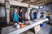 Gastrogeschäftsführer Markus Geiger, Winzer Marco Grüninger, Bauherr Peter Dransfeld, Wirt Hans Lareida, Architekt Florian Brune und Michael Urwyler und Pascal Näf von Ilg-Holzbau informierten im historischen Keller des Mesmerhauses, wo die Beiz entstehen soll. (Bild: Reto Martin)