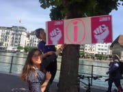 Katharina Mehr und Alessandra Sorrentino vom Frauenstreikkomitee. (Bild: Roger Rüegger)
