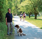 Spaziergänger wie Alois Hofmann kommen nur schwer an den Velofahrern vorbei. (Bild: Jolanda Riedener)
