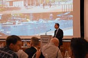 Gemeindepräsident Alois Gunzenreiner beantwortet Fragen der Besucher. (Bild: Urs M. Hemm)