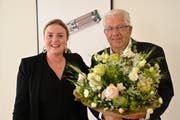 Nach 60 maxon-Fabrikgesprächen übergibt Jürgen Mayer die Rolle als Gastgeber an Verwaltungsrätin Bianca Braun. (Bild: Romano Cuonz, Sachseln, 13. Juni 2019)