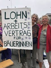 Vreni Wüthrich (links) mit Plakat und einer Freundin auf dem Bundesplatz. Sie streiken für die Rechte der nächsten Generation.