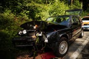 Mit einem Totalschaden endete der Unfall auf der Neuheimerstrasse in Baar. (Bild: Zuger Polizei)