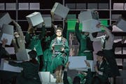 Magische Premiere: In Glucks «Orfeo ed Euridice» traten erstmals in einer Oper Sänger und Tänzer gemeinsam auf. (Bild: Gregory Batardon)