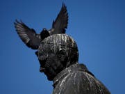 Statue des chilenischen Kardinals Jose Maria Caro vor der Kathedrale in der Hauptstadt Santiago. (Bild: KEYSTONE/AP/LUIS HIDALGO)