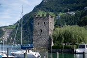 Der Schnitzturm ist das Wahrzeichen von Stansstad. (Bild: Corinne Glanzmann, Stansstad, 26. August 2015)