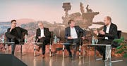Von links Michael Hermann, Urs Altermatt, Moderator Martin Zenhäusern und Urs Leuthard. (Bild: Romano Cuonz, Sachseln, 13. Juni 2019)