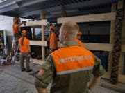 Zivilschützer sollen weiterhin nicht durchdienen können. Das hat der Nationalrat entschieden. Zivilschützer würden in der Praxis zwischen 70 und 80 Diensttage leisten, hiess es im Rat. Warum jemand freiwillig 245 Diensttage leisten sollte, sei nicht zu erkennen. (Bild: KEYSTONE/TI-PRESS/DAVIDE AGOSTA)