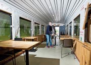 Ein neues Lokal: Marco Müller im Bahnwagen des Bistro Gleis08 auf dem Areal der Papierfabrik Cham. (Bild: Stefan Kaiser (11. Juni 2019))