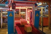 Sendungen werden im Paketzentrum der Post in Härkingen erfasst. Bild: Peter Klaunzer/Keystone (3. Juni 2019)