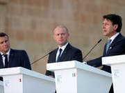 Die südeuropäischen Länder haben in Malta zu einer gerechteren Verteilung von Flüchtlingen innerhalb der EU aufgerufen. Im Bild Frankreichs Präsident Emmanuel Macron (links), Maltas Ministerpräsident Joseph Muscat, (Mitte) und Italiens Ministerpräsident Giuseppe Conte (rechts). EPA/DOMENIC AQUILINA (Bild: KEYSTONE/EPA/DOMENIC AQUILINA)