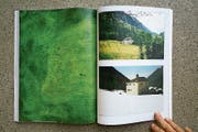 Emaillierte Kupferplatten treten in den Dialog mit den Fotografien aus dem Bergell in «Katalin Déer: Verde». (Bild: Katalin Déer)