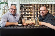Von San Gallo nach St. Gallen: Giuseppe Ventre (links) und Andreas Azzato importieren den Prosecco aus dem Heimatort ihrer Mütter. (Bild: Urs Bucher)