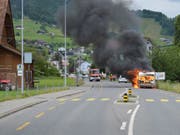 Der Wohnwagen ist in Vollbrand geraten, nachdem der Fahrzeuglenker die Autobahn verlassen und ihn vom Zugfahrzeug abgehängt hatte. (Bild: Kantonspolizei Nidwalden)