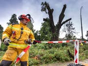 Die Genfer Feuerwehr hatte am Samstagnachmittag alle Hände voll zu tun - der Sturm hatte ganze Arbeit geleistet. (Bild: KEYSTONE/MARTIAL TREZZINI)
