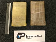 Im Auto einer Polin und eines Spaniers stellte die Polizei in Zürich diese zwei Pakete mit Kokain sicher. (Bild: Kantonspolizei Zürich)