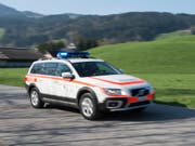 Die Polizei musste ausrücken, nachdem bei Baumfällarbeiten in Appenzell ein Ast auf einen Velofahrer gestürzt und diesen erheblich verletzt hatte. (KEYSTONE/Gian Ehrenzeller) (Bild: KEYSTONE/GIAN EHRENZELLER)
