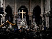 Noch in einer Trümmerlandschaft findet ein erstes Konzert in der Kathedrale Notre-Dame de Paris statt. (Bild: KEYSTONE/AP POOL AFP/PHILIPPE LOPEZ)