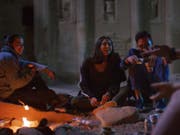 Zuschauer von «Dschinn» in Jordanien störten sich daran, dass in der TV-Serie exzessiv Alkohol getrunken wird. (Screenshot) (Bild: Netflix)