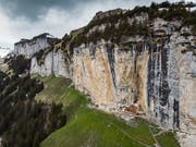 Eim 41-jähriger Berner war am Freitagnachmittag mit einer Wandergruppe unterwegs vom Gasthaus Äscher Richtung Chobel, als er in steilem Gelände zu Tode stürzte. (Bild: KEYSTONE/GIAN EHRENZELLER)