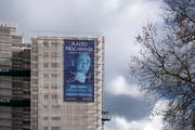 Das Aalto-Hochhaus beim Shoppingcenter Schönbühl in Luzern wurde kürzlich saniert. Mit einem Plakat, das den Star-Architekten Alvar Aalto zeigt, wurde auf zu vermietende Wohnungen aufmerksam macht. (Bild: Pius Amrein, Luzern, 13. März 2019)