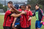 Geschafft: Die Kickers-Spieler freuen sich – der Ligaerhalt ist realisiert. (Bild: Nadia Schärli, Luzern, 15. Juni 2019)