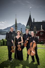 Das Mandelring Quartett eröffnete «Klang Meggen». Die Aufnahme entstand vor dem Konzert, im Hintergrund Schloss Meggenhorn mit Kapelle und Pilatus. (Bild: Pius Amrein, 14. Juni 2019)