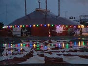 Jähes Ende einer Konstanzer Theaterpremiere: Die Geschichte vom ersten schwarzen Clown mit dem Thurgauer Clown Olli Hauenstein konnte wegen des schweren Unwetters am Samstagabend nicht zu Ende gespielt werden. Bilder: Martin Preisser