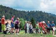 «Eingegangen»: Stefan Küng fährt im Zeitfahren am Publikum ... und deutlich am Podest vorbei. (Bild: Urs Lindt/Freshfocus (Langnau, 15. Juni 2019))