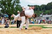 Andi Imhof (hinten) kämpft im Turnfest-Schlussgang gegen den Teamkollegen Matthias Herger (mit Stirnband). (Bild: Severin Bigler (Aarau, 15. Juni))