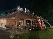 Der Brand in der Waldhütte konnte rasch gelöscht werden. (Bild: Kantonspolizei Aargau)